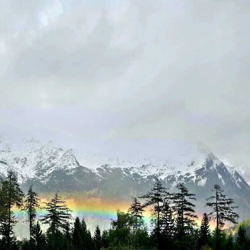 Blick auf den Ankogel bei Schneeregen mit Regenbogen - typisches Bergwetter in Mallnitz